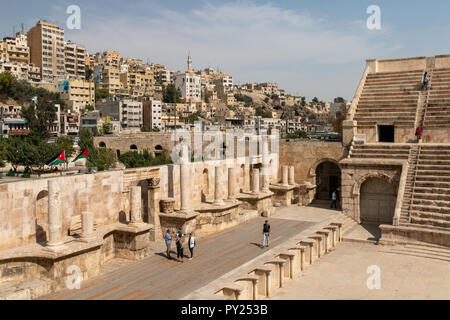 Amman, Jordanie - Octobre 16, 2018 : Avis de visiteurs à l'amphithéâtre romain à Amman, en Jordanie. Banque D'Images