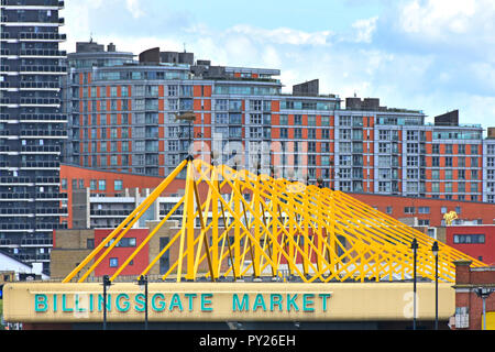 Paysage urbain Billingsgate Fish Market sign & triangle jaune construction charpente avec logement appartement moderne Peuplier Isle of Dogs East London UK Banque D'Images