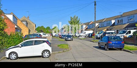 Rangée de maisons jumelées pavées sur le jardin avant avec allée pavée remplaçant la pelouse de la maison pour un certain espace de stationnement de la scène de rue Essex Angleterre Royaume-Uni Banque D'Images