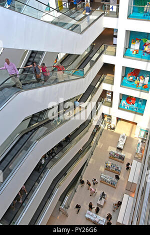 John Lewis Oxford Street et les partenaires du ministère de l'intérieur store avec les clients sur l'escalator au dernier étage avec vue vers le bas au rez-de-chaussée London UK Banque D'Images