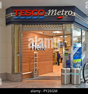 Bonjour signer Tesco Metro supermarket entrance in One Canada Square à Canary Wharf London Docklands, Isle of Dogs Tower Hamlets East London England UK Banque D'Images