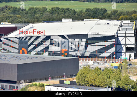 Vue aérienne à bas sur toit d'HereEast ou ici à l'Est a été Olympics Centre des médias aujourd'hui, de nouvelles technologies d'affaires de l'éducation aux médias centre de données London UK Banque D'Images
