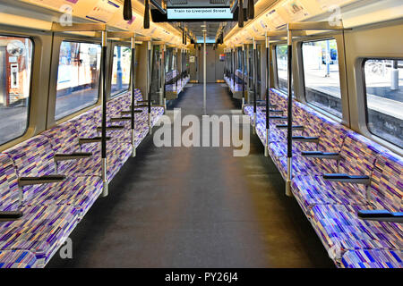 Le train traverse la classe 345 coin intérieur Ligne Elizabeth promenade à travers la distribution au service de trains de banlieue entre Shenfield et London Liverpool Street Banque D'Images