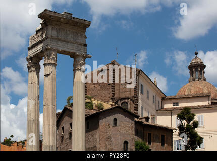 Les trois autres colonnes du temple d'Apollon Sosianus, avec des édifices romains et le dôme d'une église derrière. Banque D'Images