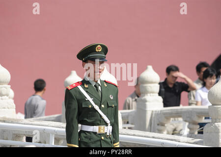 Soldat chinois en service en face de la Cité Interdite pendant 60e anniversaire de la fondation de la République populaire de Chine, Beijing, Chine 2009 Banque D'Images