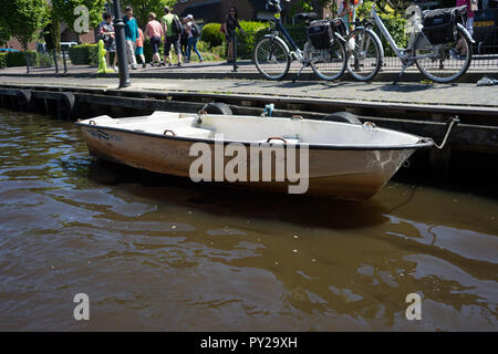 Giethoorn, Pays-Bas - 26 mai : un bateau sur le canal à Giethoorn le 26 mai 2017. Giethoorn est la Venise de Pays-Bas Banque D'Images