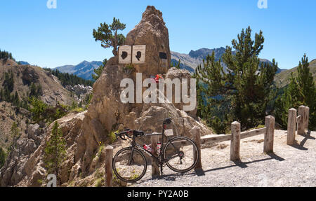 Plaques commémoratives à Tour de France winners Fausto Coppi et Louison Bobet deux légendes du cyclisme sur le Col d'Izoard, le col de montagne dans les Alpes Françaises Banque D'Images