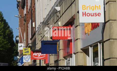 Boutique/les panneaux publicitaires dans le centre-ville de York Royaume-Uni Banque D'Images