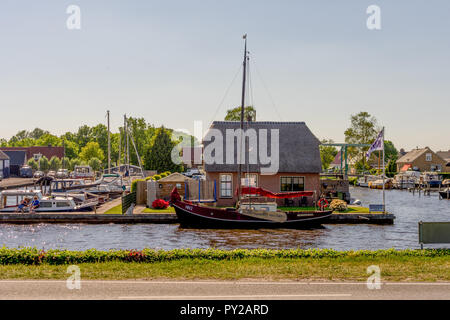 Giethoorn, Pays-Bas - 26 mai : un bateau est amarré à Giethoorn le 26 mai 2017. Giethoorn est la Venise de Pays-Bas Banque D'Images
