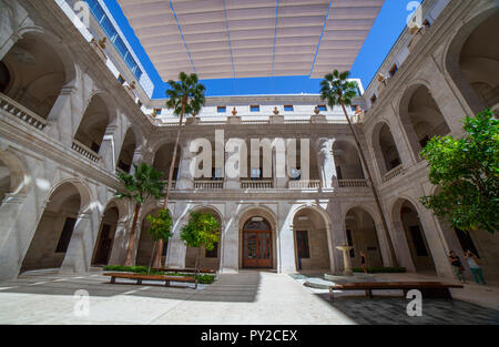 Malaga, Espagne - Septembre 23th, 2018 : Palacio de la Aduana arcades Central patio, Malaga, Espagne Banque D'Images