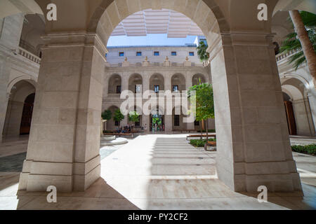 Malaga, Espagne - Septembre 23th, 2018 : Palacio de la Aduana arcades Central patio, Malaga, Espagne Banque D'Images