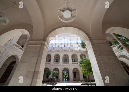 Malaga, Espagne - Septembre 23th, 2018 : Palacio de la Aduana arcades Central patio, Malaga, Espagne Banque D'Images