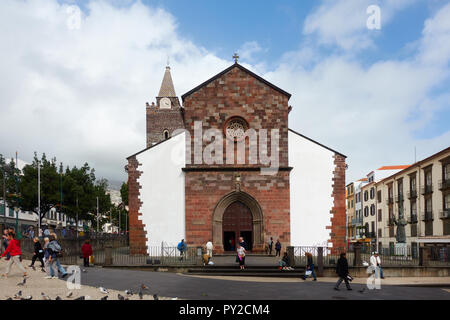 La cathédrale de Funchal vu de la rue à Madère Banque D'Images