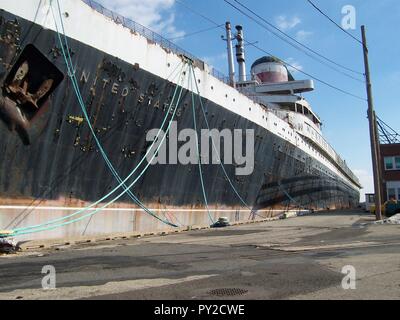 Près de friches SS United States paquebot amarré à un quai de Philadelphie. Assis pendant des années, son sort est inconnu. Les plans sont autour de la reconstruction ou de la convertir en un hôtel. Le navire est le titulaire de le ruban bleu, pour traverser l'Atlantique dans un enregistrement d'un peu plus de quatre jours. Elle est de 990 pieds de long et 102 pieds de large. Son 17e et dernier voyage transatlantique a également son 400ème. Elle est de 100 pieds plus long que le Titanic. Un fonds a également été établi afin d'enregistrer ce lévrier des mers. Banque D'Images