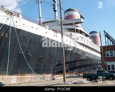 Près de friches SS United States paquebot amarré à un quai de Philadelphie. Assis pendant des années, son sort est inconnu. Les plans sont autour de la reconstruction ou de la convertir en un hôtel. Le navire est le titulaire de le ruban bleu, pour traverser l'Atlantique dans un enregistrement d'un peu plus de quatre jours. Elle est de 990 pieds de long et 102 pieds de large. Son 17e et dernier voyage transatlantique a également son 400ème. Elle est de 100 pieds plus long que le Titanic. Un fonds a également été établi afin d'enregistrer ce lévrier des mers. Banque D'Images