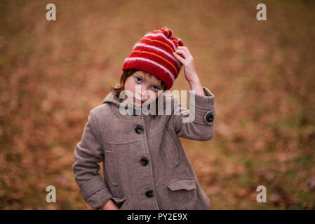 Portrait of a Girl standing in woods avec sa main sur sa tête, United States Banque D'Images