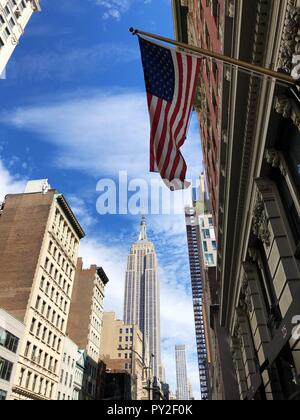 Empire State Building et sur les toits de la ville, Manhattan, New York, United States Banque D'Images