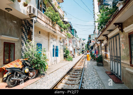 Train Hanoi street, maison ancienne et railroad à Hanoi, Vietnam Banque D'Images