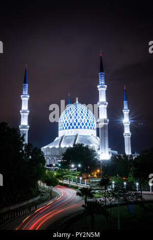 Vue de nuit de la mosquée bleue avec le Sentier lumineux Banque D'Images