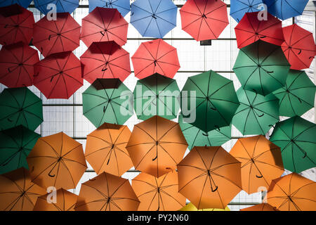 Parasols colorés suspendus dans la rue Banque D'Images