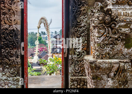 Pura Kehen, Balinais temple hindou à Bangli Regency, Bali, Indonésie décoré pour la fête. Melasti Voir à travers les portes. Banque D'Images