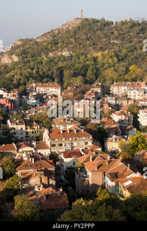 High angle vue panoramique de zone résidentielle et les arbres d'automne à Plovdiv, Bulgarie Banque D'Images