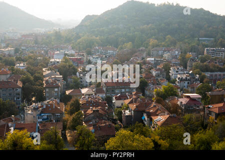 High angle vue panoramique de zone résidentielle et les arbres d'automne à Plovdiv, Bulgarie Banque D'Images