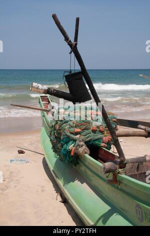 Bateau de pêche traditionnelle du Sri Lanka, plage, Colombo, Sri Lanka Banque D'Images