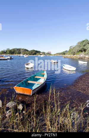 Quiissett à Falmouth Harbour, Cape Cod, Massachusetts, USA avec des bateaux sur les amarres sur un lumineux, ensoleillé, ciel bleu matin Banque D'Images