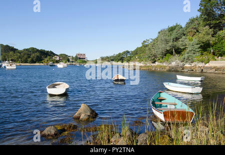 Port de Quissett à Falmouth, Cape Cod, Massachusetts, USA avec des bateaux sur les amarres sur un lumineux, ensoleillé, ciel bleu matin Banque D'Images