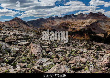Un éboulis (talus), composé de roches sédimentaires de différentes tailles près de Taylor Lake dans le sud des montagnes Rocheuses, le Colorado