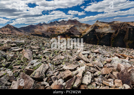 Un éboulis (talus), composé de roches sédimentaires de différentes tailles près de Taylor Lake dans le sud des montagnes Rocheuses, le Colorado
