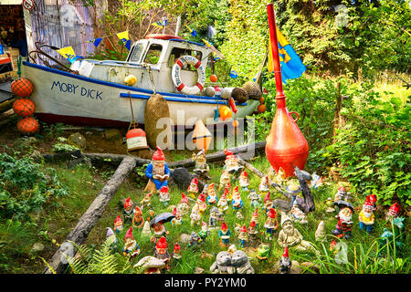 Quelques nains de jardin décoratif, en face d'un vieux bateau, décorer un jardin sur l'île de Hiddensee. Banque D'Images