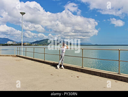 Cairns waterfront pathway, prendre dans la mer de corail, le long de la jetée autour de la Marlin Marina Banque D'Images