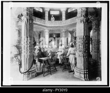 Café dans la rotonde du pavillon de l'Inde, avec serveurs et clients, Exposition de Paris, 1889 Banque D'Images