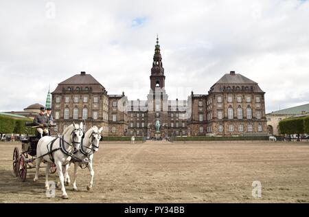 Chevaux de formation à l'Écuries Royales, Christiansborg Palace, Copenhague Banque D'Images
