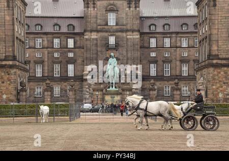 Chevaux de formation à l'Écuries Royales, Christiansborg Palace, Copenhague Banque D'Images