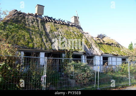 Ketting, Danemark - 19 octobre 2018 : Ruine de l'ancienne maison de s'effondrer a été clôturé pour la sécurité publique. Banque D'Images