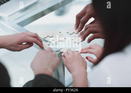 Close up. Business team l'assemblage de pièces de puzzle. Banque D'Images