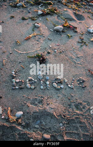 Crois message sur la rive de la plage Banque D'Images