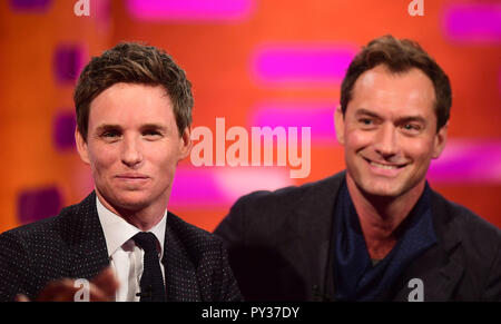 Eddie Redmayne et Jude Law (droit)pendant le tournage de The Graham Norton Show à BBC Television Centre 6 Studioworks, Wood Lane, Londres, pour être diffusé sur BBC One le vendredi. Banque D'Images