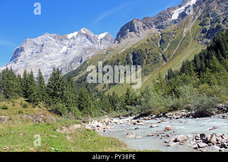 Sentier pédestre isolé dans la haute vallée de Lauterbrunnen en Suisse près de la région de Jungfrau, Wengen Mürren, Interlaken Banque D'Images