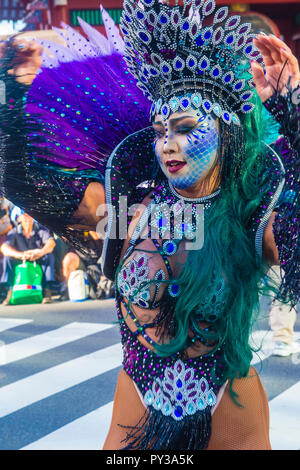 Participant au carnaval Asakusa samba à Tokyo, Japon Banque D'Images