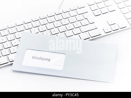 Blauer Kuendigungsbrief liegt auf Tastatur Banque D'Images