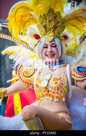 Participant au carnaval Asakusa samba à Tokyo, Japon Banque D'Images