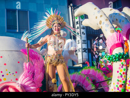 Participant au carnaval Asakusa samba à Tokyo, Japon Banque D'Images