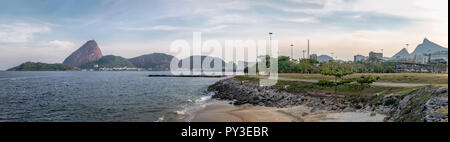 Vue panoramique sur Marina da Gloria Beach skyline avec Corcovado et pain de sucre sur l'arrière-plan - Rio de Janeiro, Brésil Banque D'Images