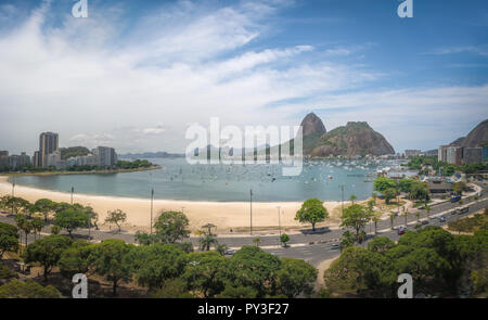 Vue aérienne de Botafogo, Baie de Guanabara et le Pain de Sucre - Rio de Janeiro, Brésil Banque D'Images