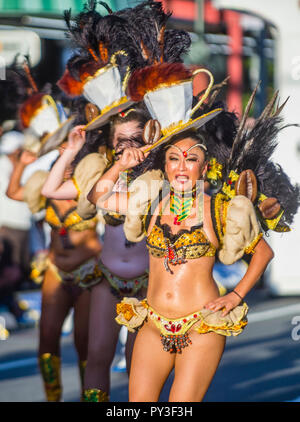 TOKYO - 25 Août : Les participants au carnaval de samba d'Asakusa à Tokyo au Japon le 25 août 2018. L'Asakusa samba carnival est le plus grand du genre en Banque D'Images