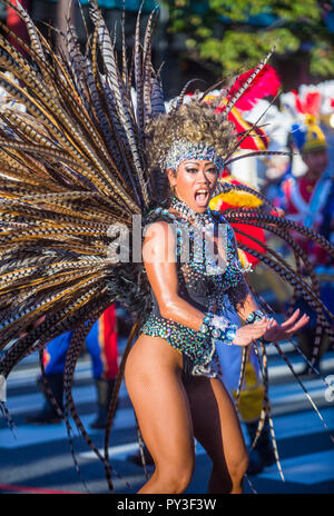 Participant au carnaval Asakusa samba à Tokyo, Japon Banque D'Images